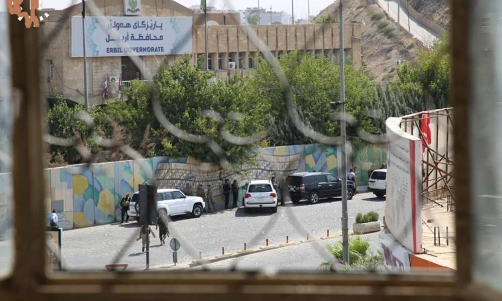 بالفيديو: مسلحان يقتحمان مبنى محافظة أربيل ويتمركزان في الطابق الثالث والاسايش تطوق المبنى