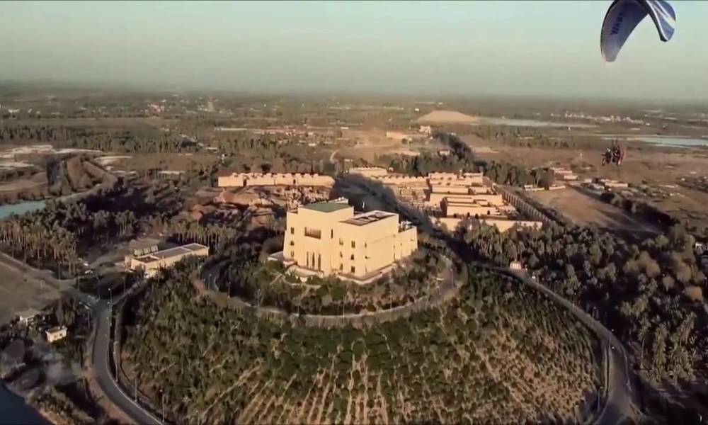 شرطي يبث الحياة والجمال في شوارع الحلة...