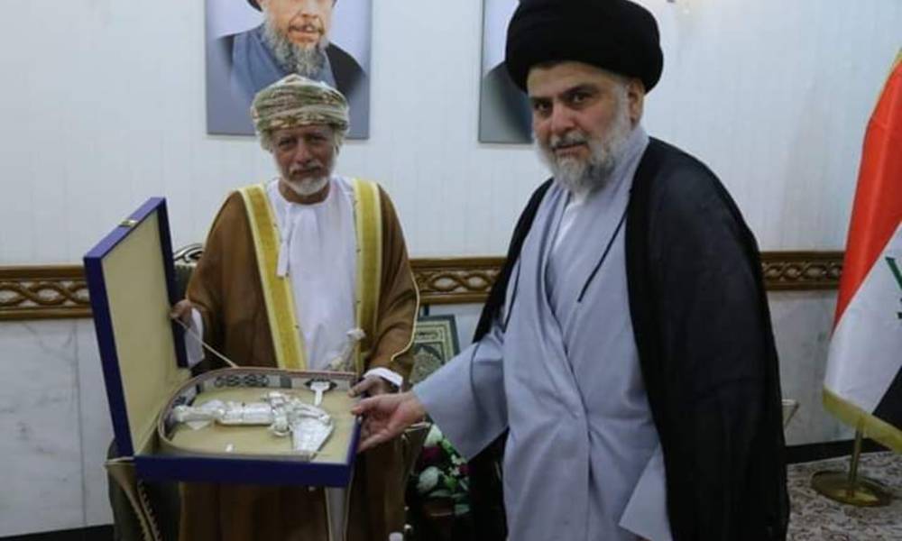 بالصور: الصدر يستقبل وزير الخارجية العماني في النجف ويتبادلان الهدايا