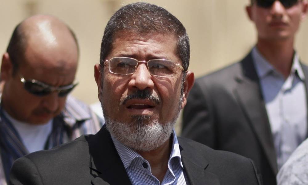 بالصورة: مواطنون يؤدون صلاة الغائب على روح الرئيس المصري السابق محمد مرسي