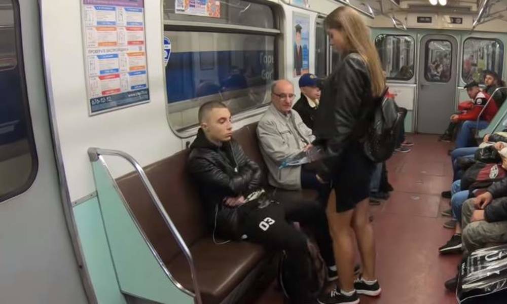 بالفيديو .. امرأة روسية "تتعرى" .. لعدم حصولها على مكان في المترو ..!