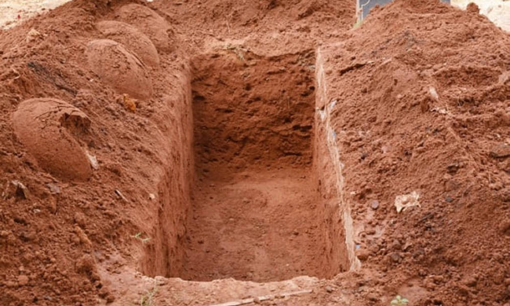بالفيديو .. وفاة مغني ولكن .. المعجبين يفتحون قبره و"يخرجوه" فور دفنه ..!!