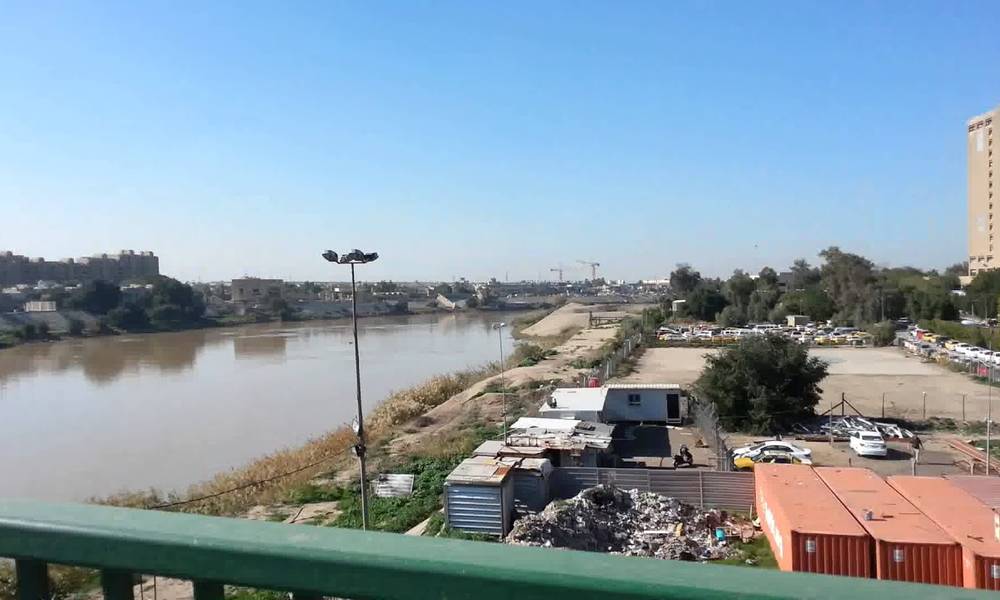 امرأة ترمي بنفسها من جسر مدينة الطب بــ بغداد ..