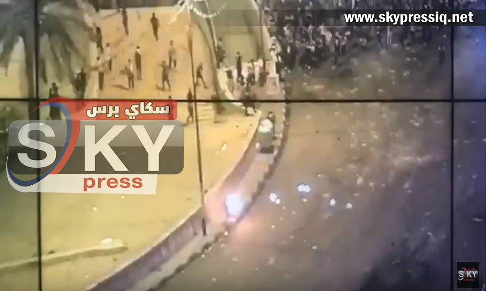 بالفيديو:  احد المندسين في التظاهرات يرمي قنبلة ملتوف على منتسب أدت الى حرقه