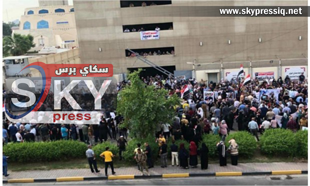 موظفو الاتصالات يتظاهرون من أجل اعفاء الوزير من التعديل الوزاري