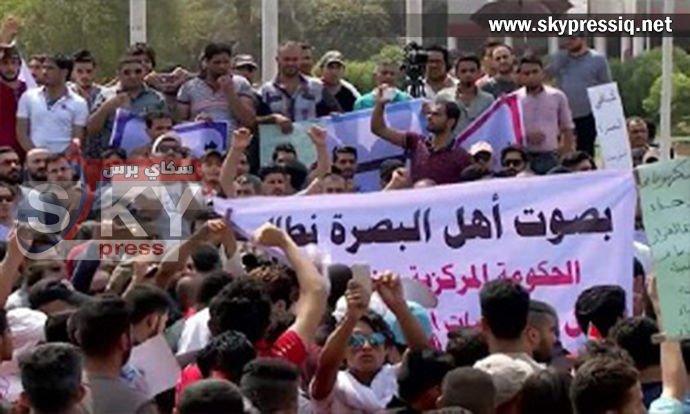 قيام المتظاهرين بغلق الطريق الرئيس لحقل مجنون في البصرة