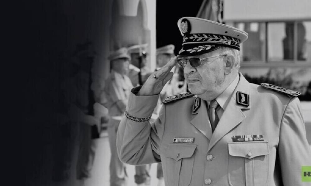 بالفيديو .. لحظة "طرد" السفير الفرنسي من مراسم جنازة رئيس اركان الجيش الجزائري السابق ..