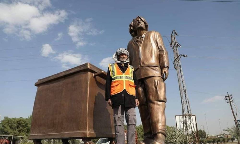 بالصور.. بلدية النجف تنصب تمثالاً لـ احد عمال النظافة في المدينة القديمة