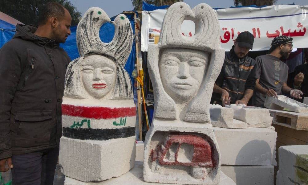 بالصور : تماثيل لضحايا المتظاهرين في ساحة التحرير