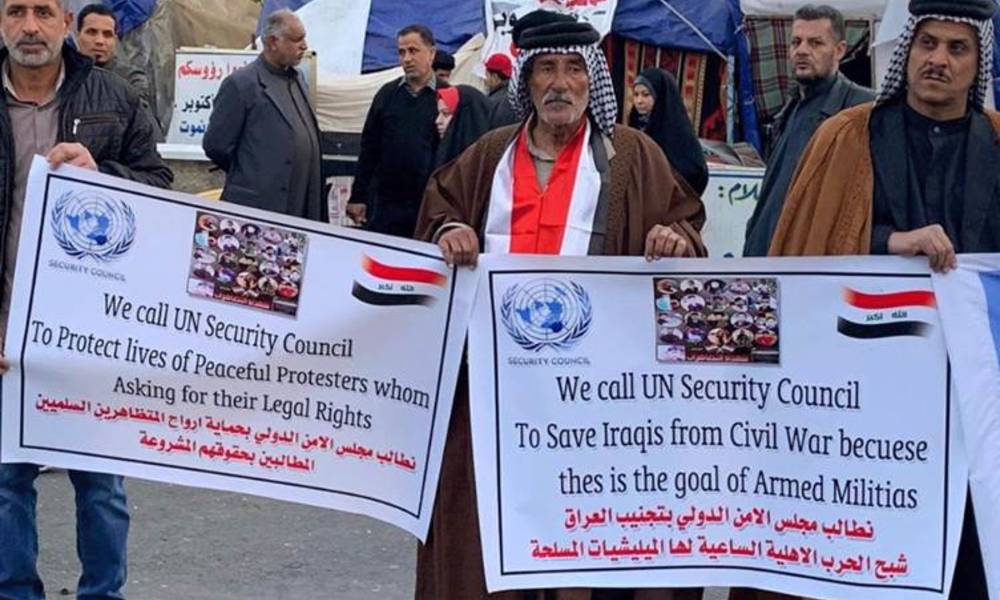 متظاهرو بغداد يرفعون أعلام الأمم المتحدة طلباً لتدخل أممي