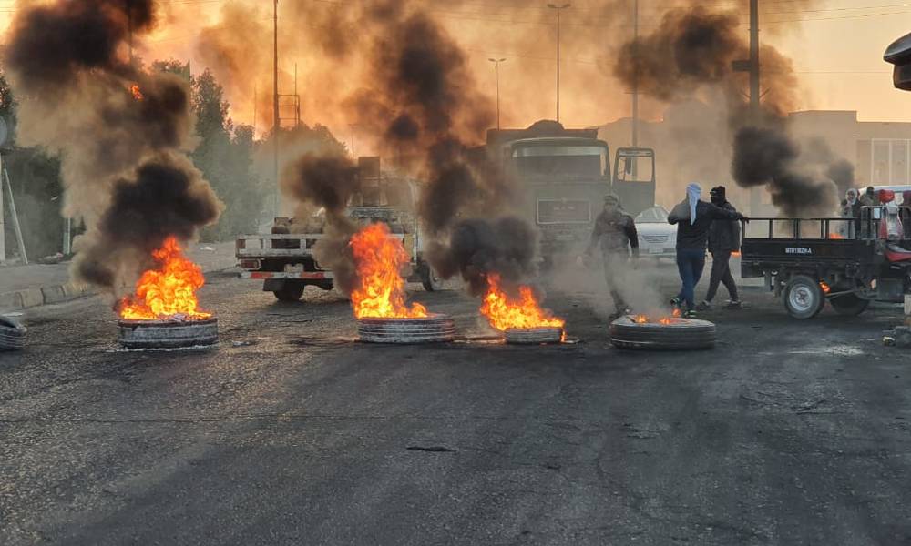 شاهد بلصور :غلق الطرق الرئيسية والشوارع الداخليه من قبل متظاهرين في محافظه النجف