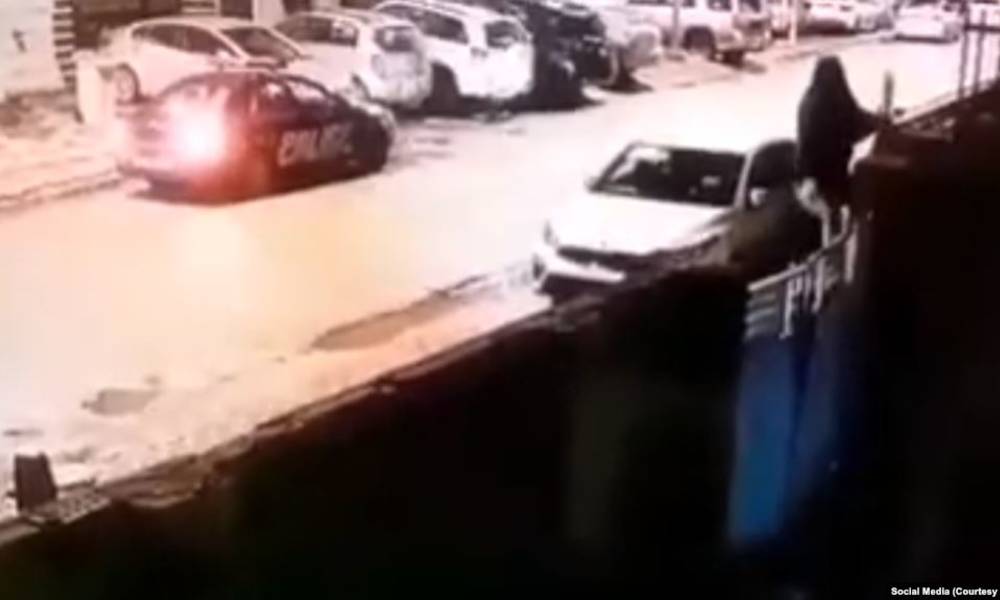 بالفيديو : شخص يقتحم منزلا أمام الشرطة والسلطات توضح