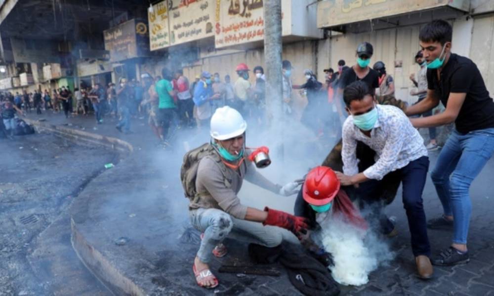 بالفيديو .. مكافحة الشغب تطارد المتظاهرين في السنك وتطلق عليهم قنابل الغاز المسيل للدموع