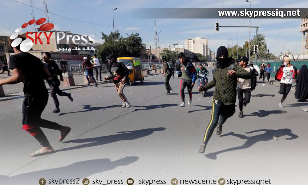 إصابة 4 متظاهرين وعسكري بجروح في ساحة الوثبة ببغداد