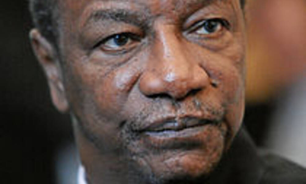 بالفيديو ..الرئيس الغيني "الفا كوندي " يلكم وزير العمل لتهاونه في اداء واجبه