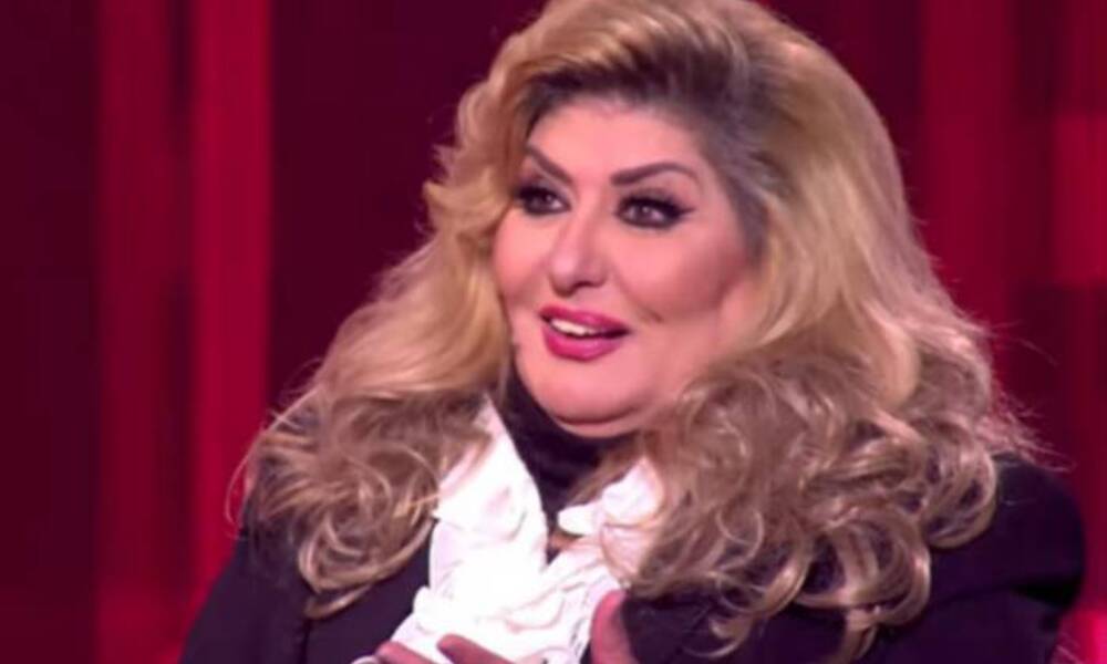 بالصورة ..الفنانة" سهير رمزي " يُغمى عليها في جنازة الفنان محمود ياسين