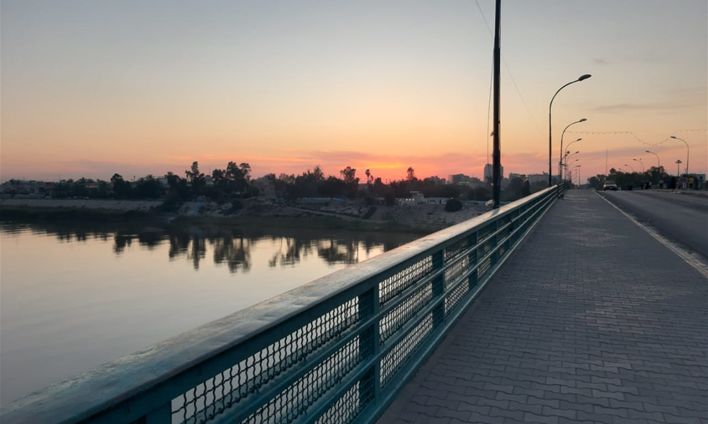 امرأة ترمي اطفالها من  على جسر الائمة