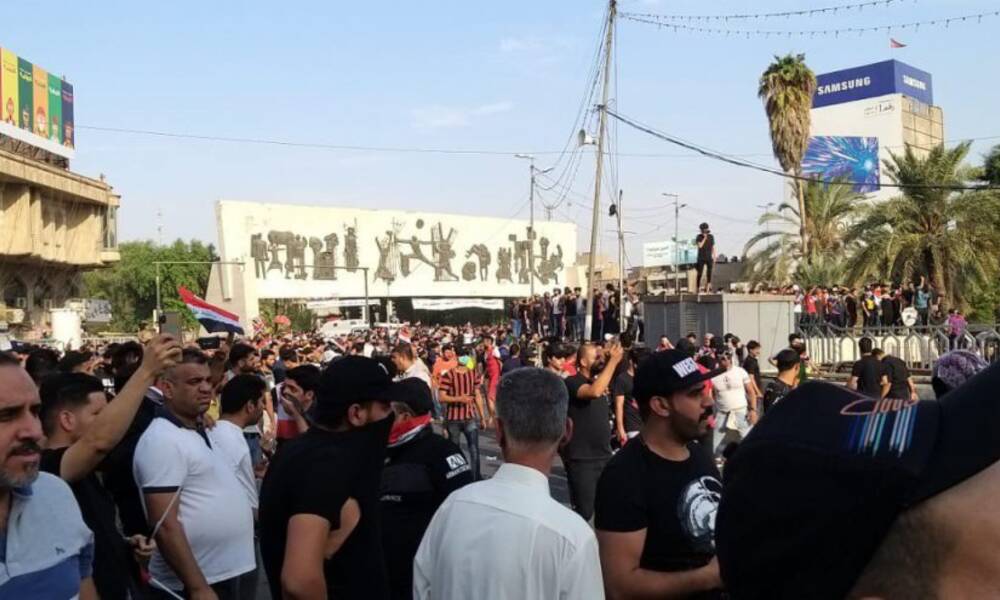 محتجين يعتدون على القوات الامنية في حي العلاوي  ببغداد