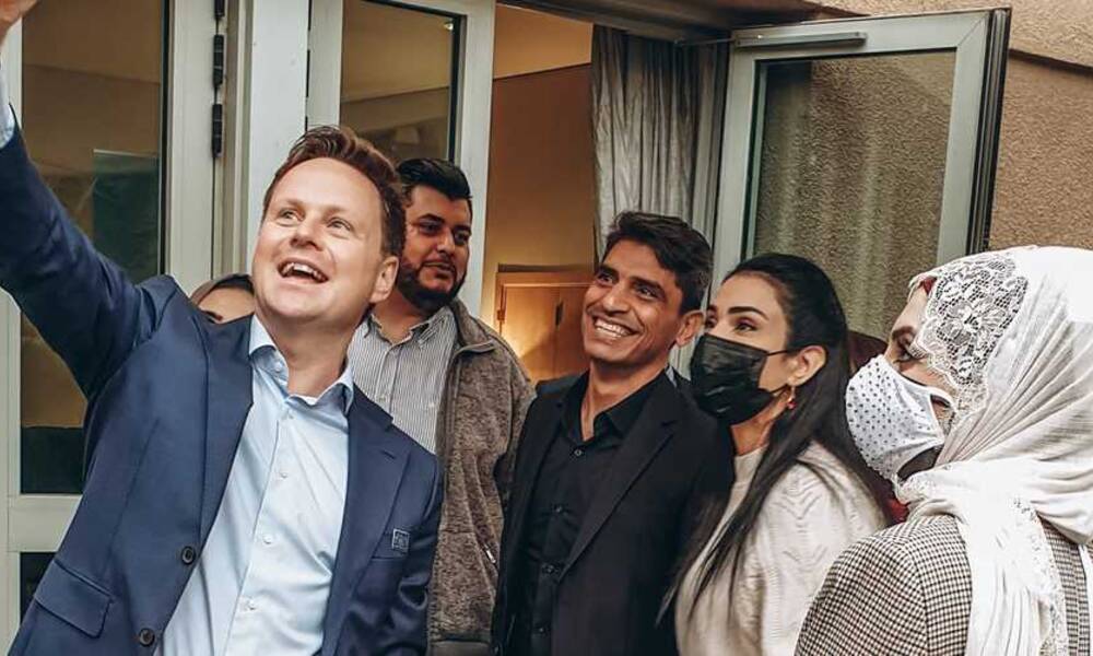 بالصورة .. فيما يخص "البامية والدولمة" .. السفير البريطاني في العراق يتلقى انتقاد ويقوم بالرد !