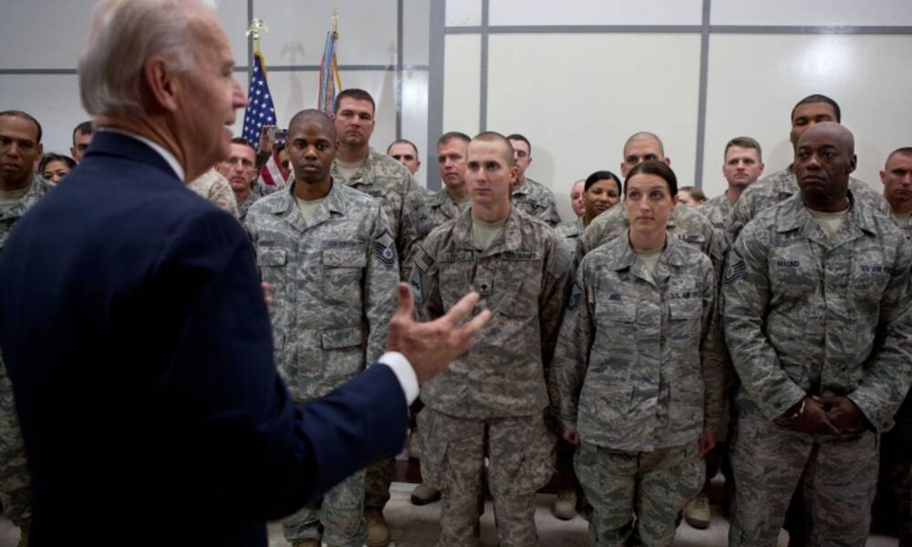 زيادة القوات الامريكية في "العراق" ممكنة ولكن بشرط .. قائد بعثة الناتو يصرح بعد استقباله من قبل الاعرجي