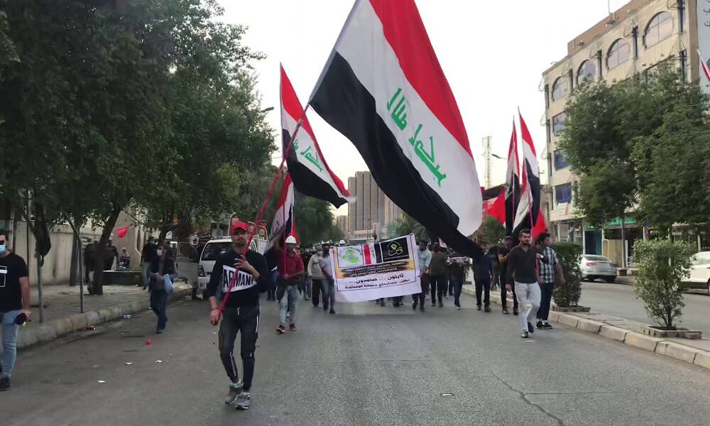 بالفيديو..مظاهرات تشهدها منطقة الكرادة خارج في العاصمة بغداد وشعارات منددة بحكومة الكاظمي بسبب الحظر وارتفاع الأسعار ..