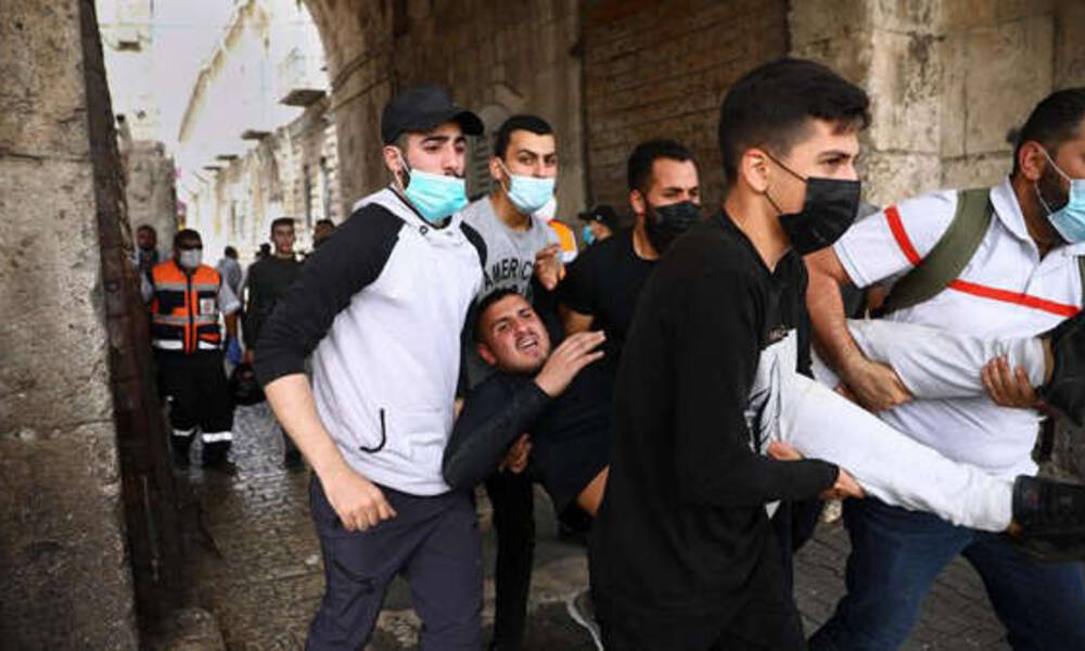 اصابة مئات الفلسطينين من قبل قوات الاحتلال الاسرائيلي بالحرم القدسي