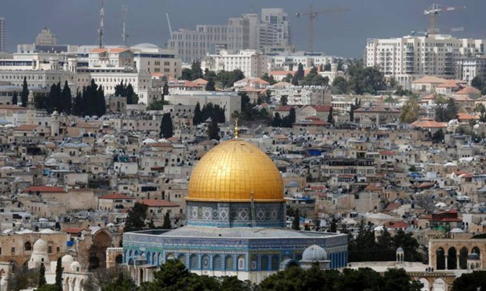 بالفيديو .. فلسطينيون يخرجون امام مسجد الأقصى مجبرا دون إكمال صلاة الجمعة لتمجيده محمود عباس ..
