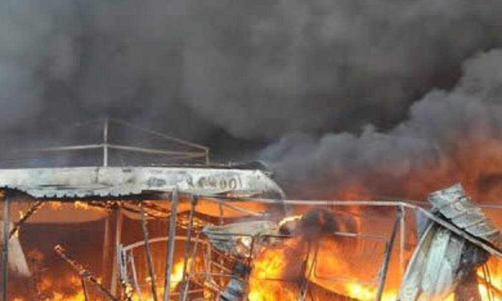 الدفاع المدني .. اخماد حريق بــ سوق مريدي في بغداد