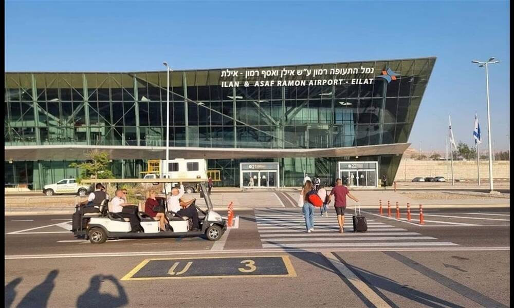 الحوثيون يعلنون استهداف مطار إسرائيلي وحاملة طائرات أمريكية.. وتل أبيب تتوعد بالرد