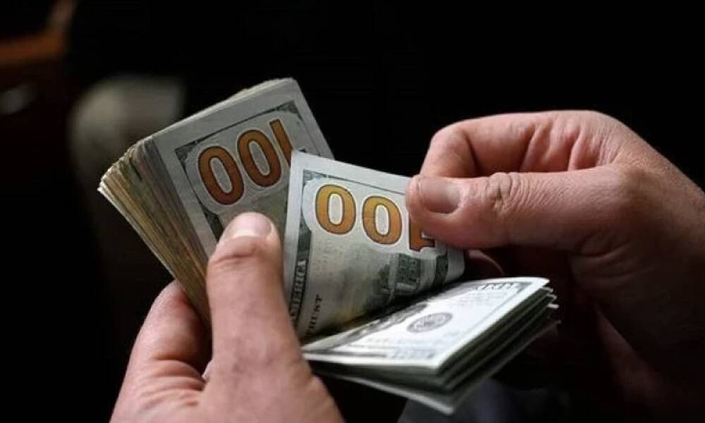 9 عوامل تقف وراء تراجع الدولار في العراق.. ما علاقة سوريا؟