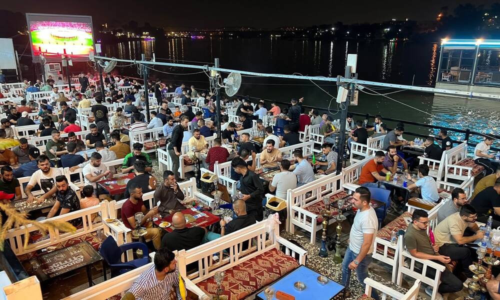 المقاهي تبتلع الرجال وتسرق البيوت