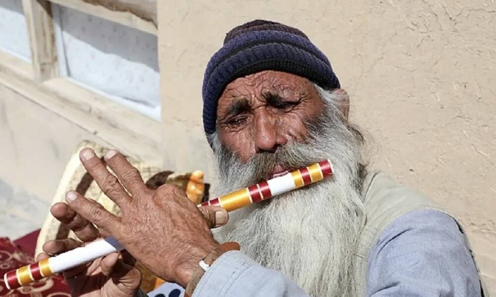 تنفيذا لوزارة الأمر بالمعروف والنهي عن المنكر.. "طالبان" تحطّم الطبول وتحرق أكثر من 100 آلة موسيقية