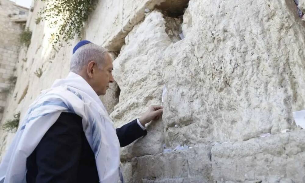 نتنياهو يصلي بالقدس من أجل سلامة ترامب