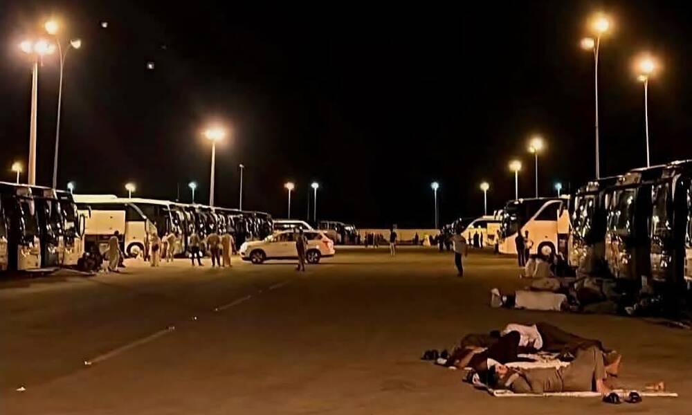 بحجة وجود مواد غير مصرح بها.. إغلاق تام لمعبر عرعر وآلاف المعتمرين يفترشون الارض