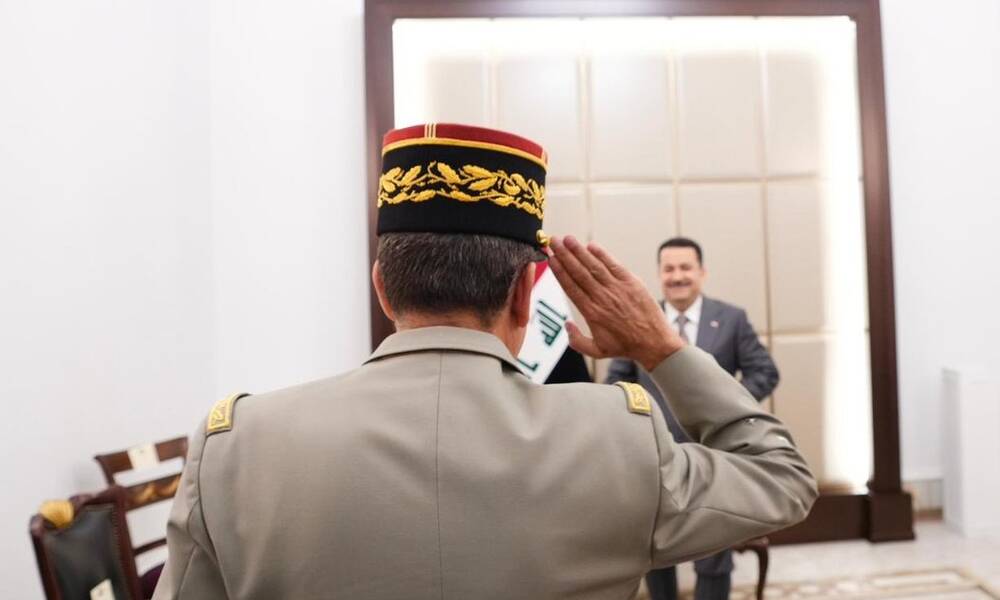 قائد الناتو يؤدي التحية العسكرية للسوداني