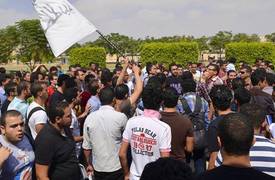 طلبة جامعة الإمام الكاظم ينظمون تظاهرة احتجاجية للمطالبة برحيل العميد