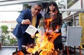 فنان كوردي يحرق كليبه بسبب عارضة روسية