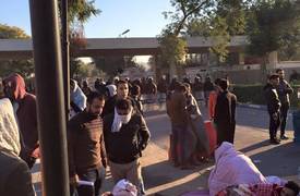 بالصور.. طلبة الأقسام الداخلية بجامعة بغداد "ينامون" امام بابها والحرس يمنعوهم من دخولها