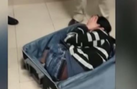 شاهد بالفيديو... القبض على فتاة حاولت الهرب بحقيبة حبيبها!!