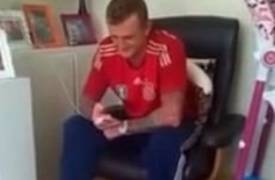 شاهد بالفيديو... لقطات مضحكة لرجل يعجز عن نطق كلمة إنجليزية