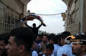 بالصور.. ثورة "القمصان البيضاء" تستمر وطلبة جامعة كربلاء يطالبون بإقالة الشهرستاني