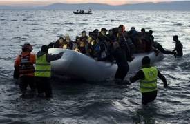 بالفيديو... خفر السواحل التركي يعتدي على زورقا للمهاجرين بـ"العصي"