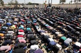 الاف المتظاهرين يقيمون الصلاة الموحدة امام بوابات الخضراء