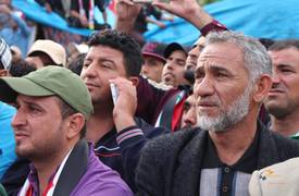 بالصور... أتباع الصدر ينثرون الدموع خوفا على زعيمهم لدى دخوله الخضراء
