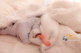 لهذه الأسباب تضع قدميك خارج الغطاء أثناء النوم