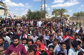 بالصور... الآف المتظاهرين يتجمعون أمام بوابة التشريع للمطالبة بالإصلاح