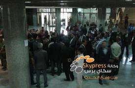 موظفو البرلمان يعتصمون في باحة المجلس احتجاجا على تأخير رواتبهم