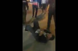 بالفيديو... اتباع التيار الصدري يزحفون على الارض للقاء سيدهم