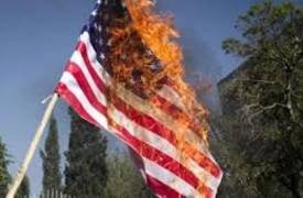 امريكيون يردون على "تغريدة ترامب" بحرق العلم الأمريكي