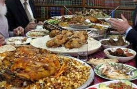 شاهد بالصورة الفرق بين مأدبة طعام سياسي الغرب والعرب